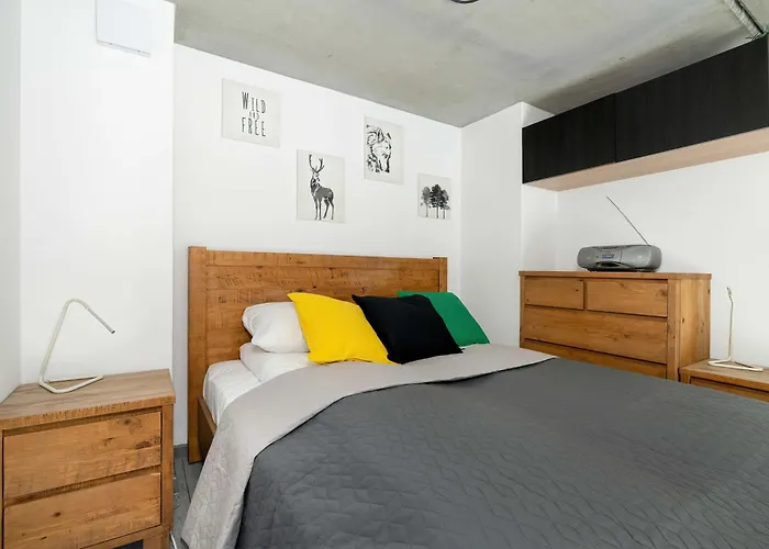 Pet Friendly Cozy With Balcony In By Renters Appartement