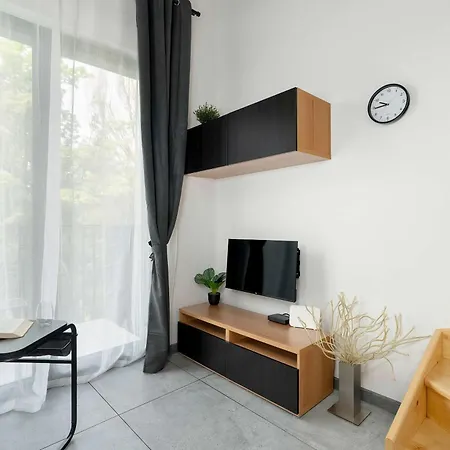 Pet Friendly Cozy With Balcony In By Renters דירה *