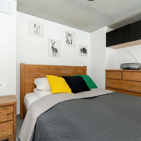 Pet Friendly Cozy With Balcony In By Renters Apartmán